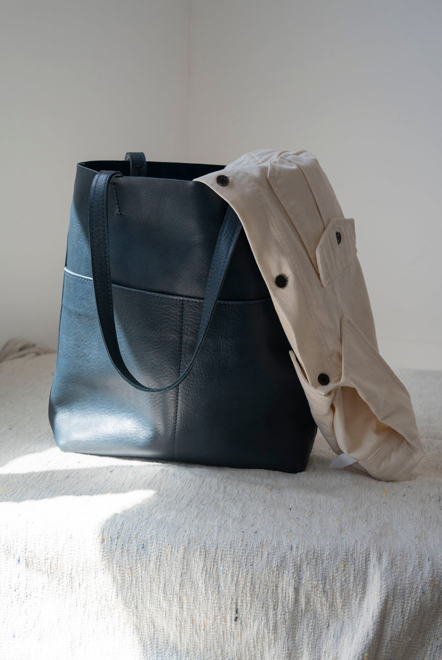 Full grain leather tote. Laptop bag. Vegetable tanned leather shoulder bag.Full grain leather tote. Laptop bag. Vegetable tanned leather shoulder bag.