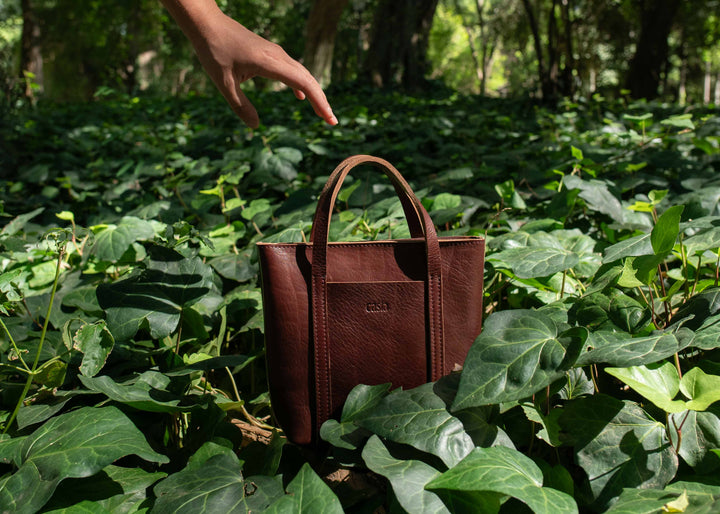 Leather backpack in de forest