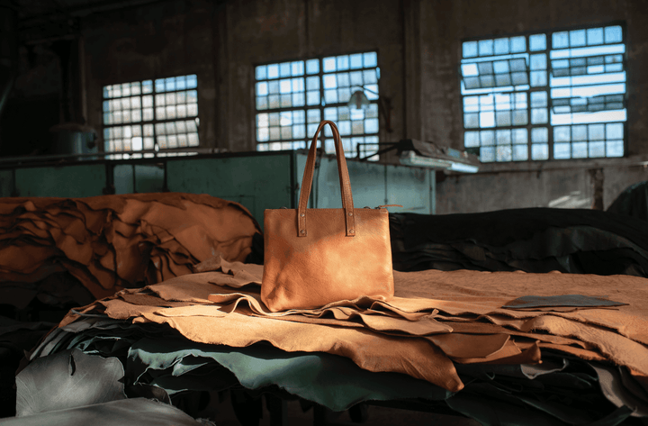 Leather shoulder bag in vegetable tanned leather
