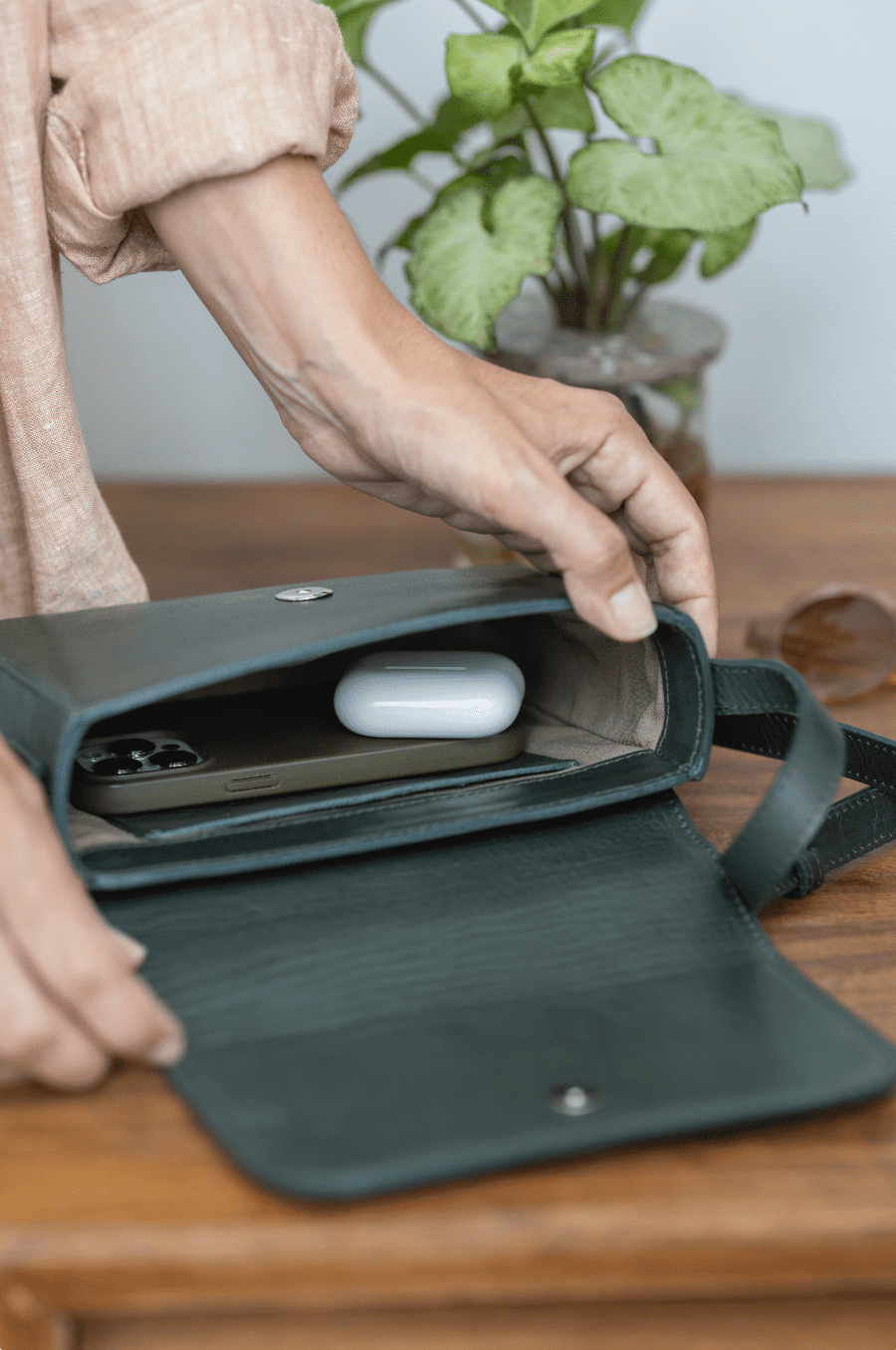 Leather bag. Shoulder bag. Full grain leather bag. Vegetable tanned leather purse. Smooth leather crossbody bag.