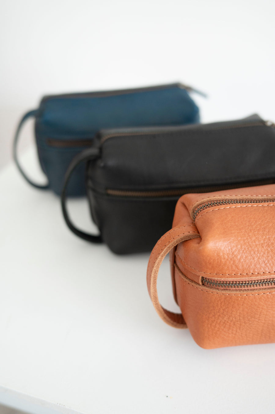 Full grain leather necessaire. Essential travel accessory. Small makeup bag
It is lined with cotton fabric. Wide-open interior for easy access to toiletries and other daily essentials. Featuring two zippered exterior pockets.