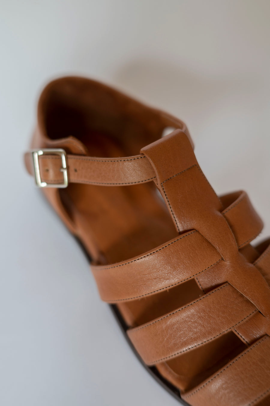leather fisherman sandal caramel detail