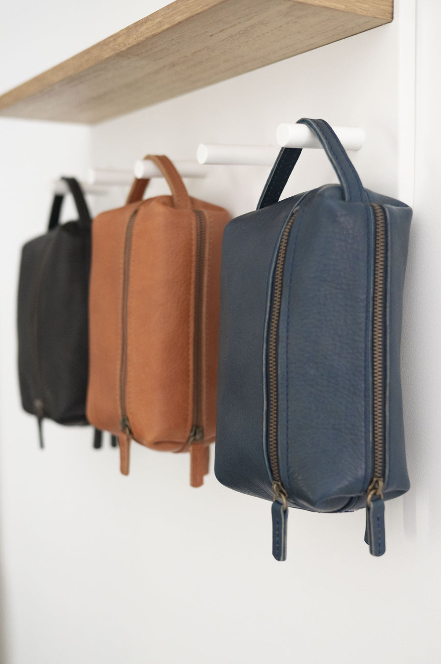 Full grain leather necessaire. Essential travel accessory. Small makeup bag
It is lined with cotton fabric. Wide-open interior for easy access to toiletries and other daily essentials. Featuring two zippered exterior pockets.