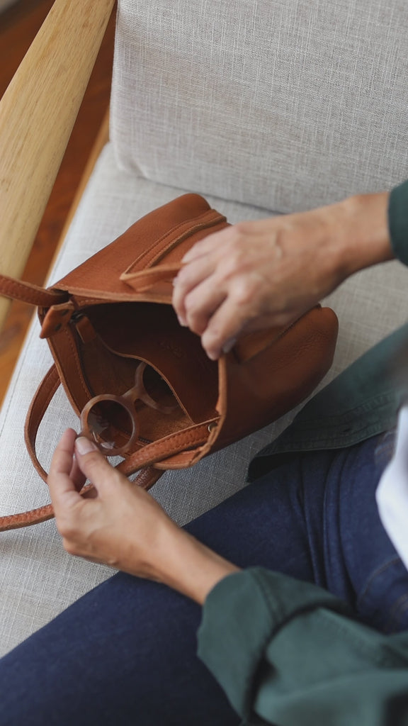 Full grain leather mini tote bag. Vegetable tanned leather shoulder bag. Leather caramel purse.