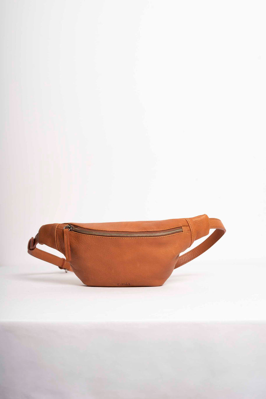 Leather fanny pack. Full grain leather belt bag. Caramel vegetable tanned leather.
