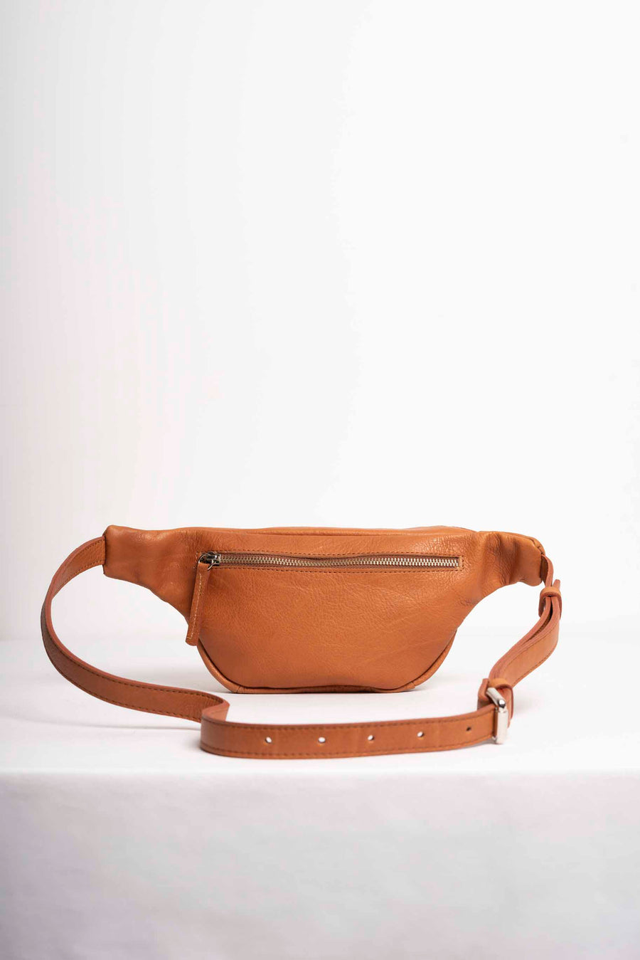 Leather fanny pack. Full grain leather belt bag. Caramel vegetable tanned leather.