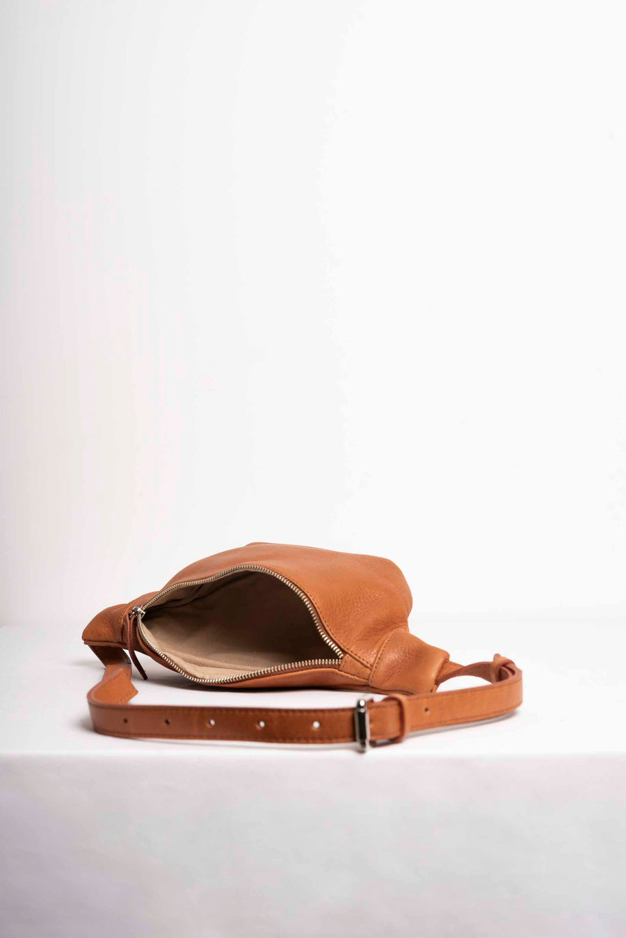 Leather fanny pack. Full grain leather belt bag. Caramel vegetable tanned leather.